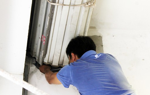 Không khó để khắc phục sự cố cửa cuốn bị kẹt nan