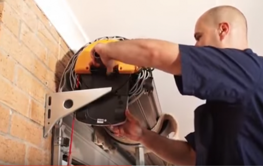 Hướng dẫn cách khắc phục một số sự cố cửa cuốn thường gặp ngay tại nhà