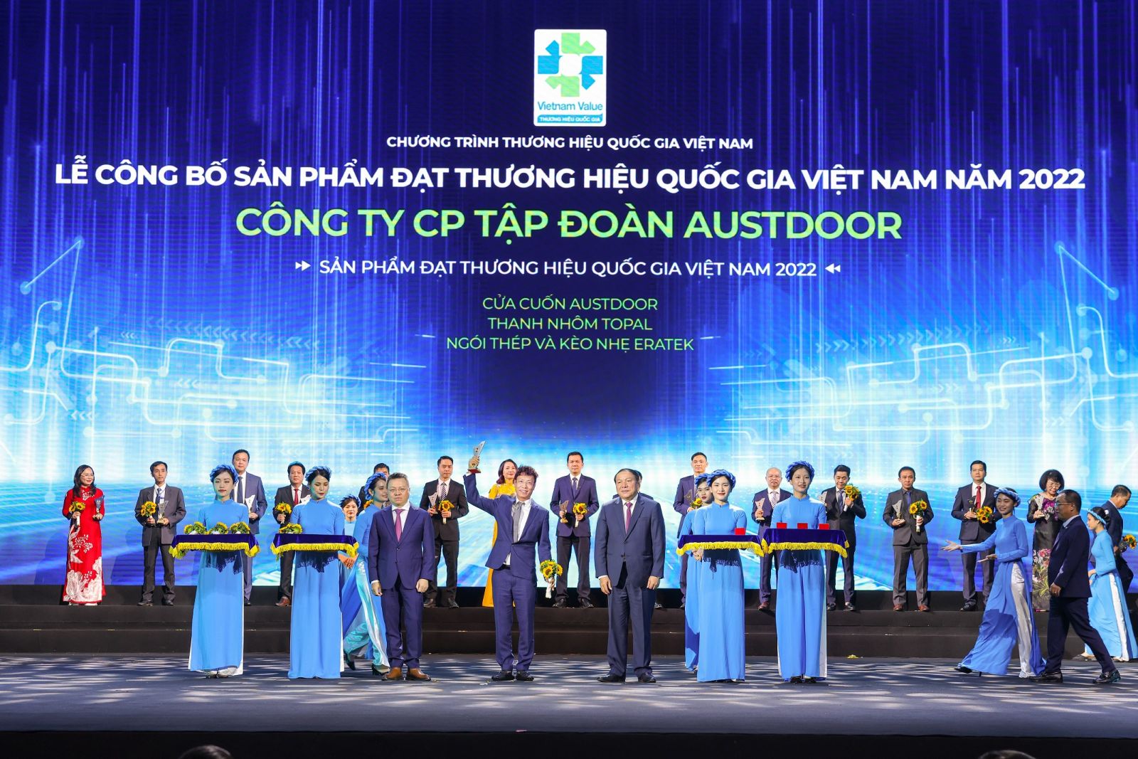 Đại diện Austdoor nhận danh vị Thương hiệu Quốc gia 2022