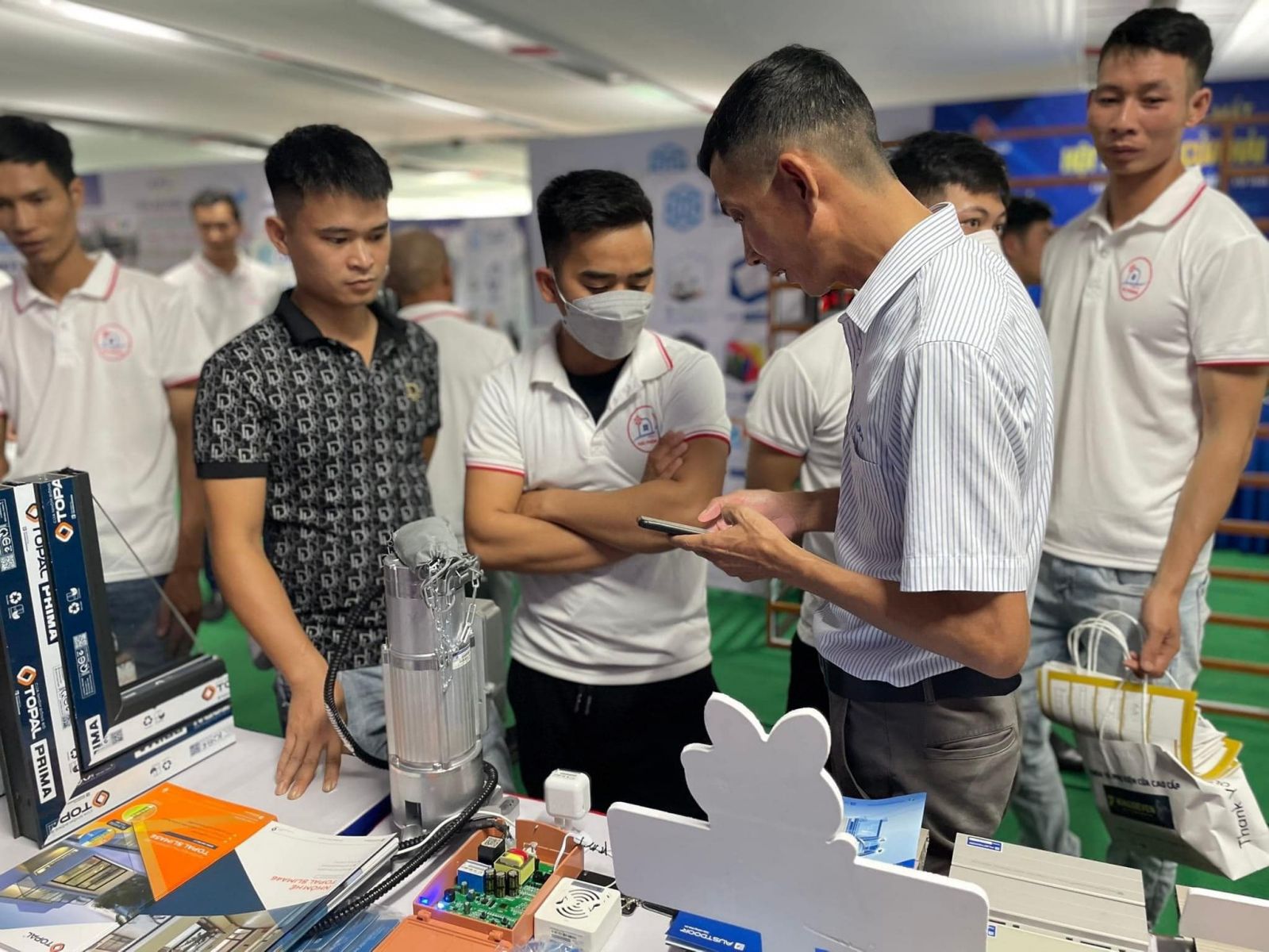 đại diện Austdoor giới thiệu sản phẩm