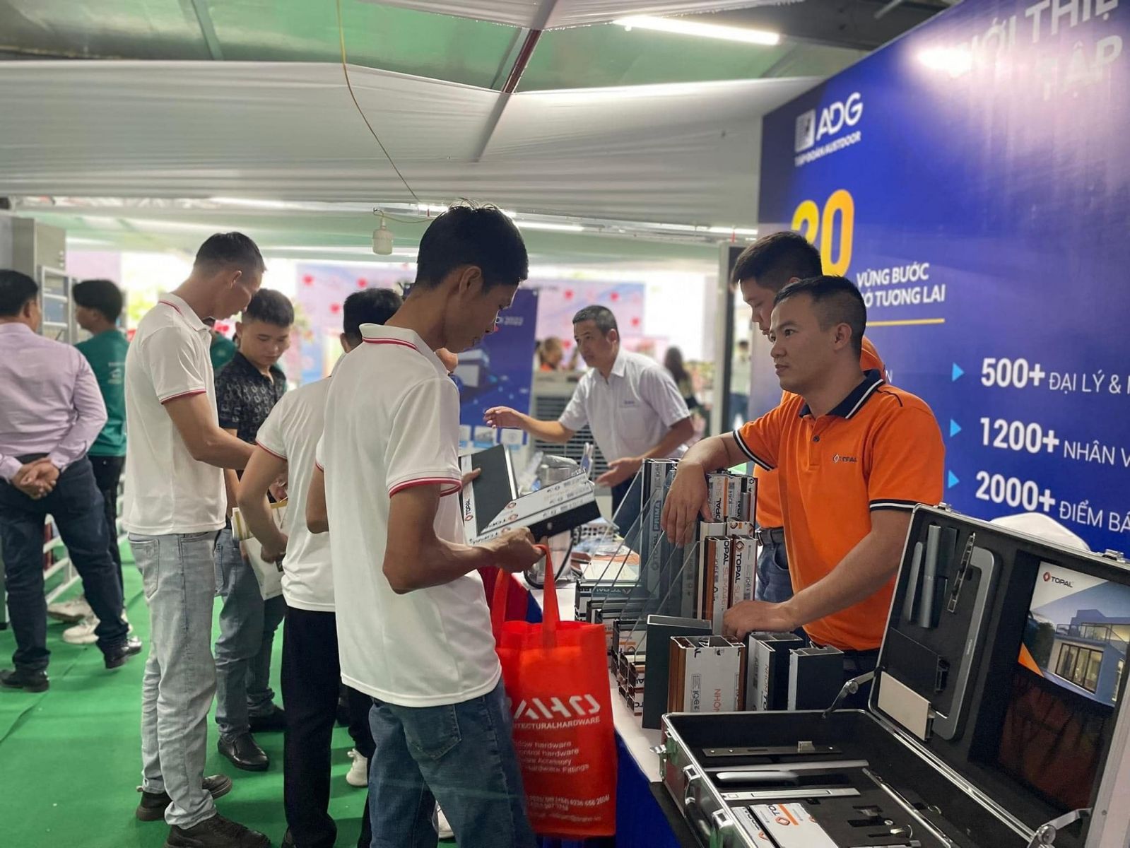 đại diện Austdoor giới thiệu sản phẩm cho khách hàng