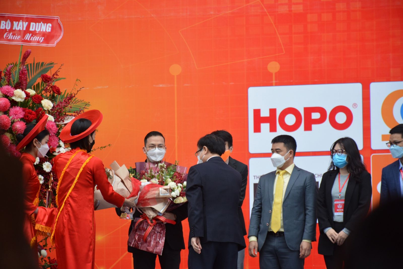 Đại diện Tập đoàn Austdoor lên nhận bảng vinh danh Nhà tài trợ chính