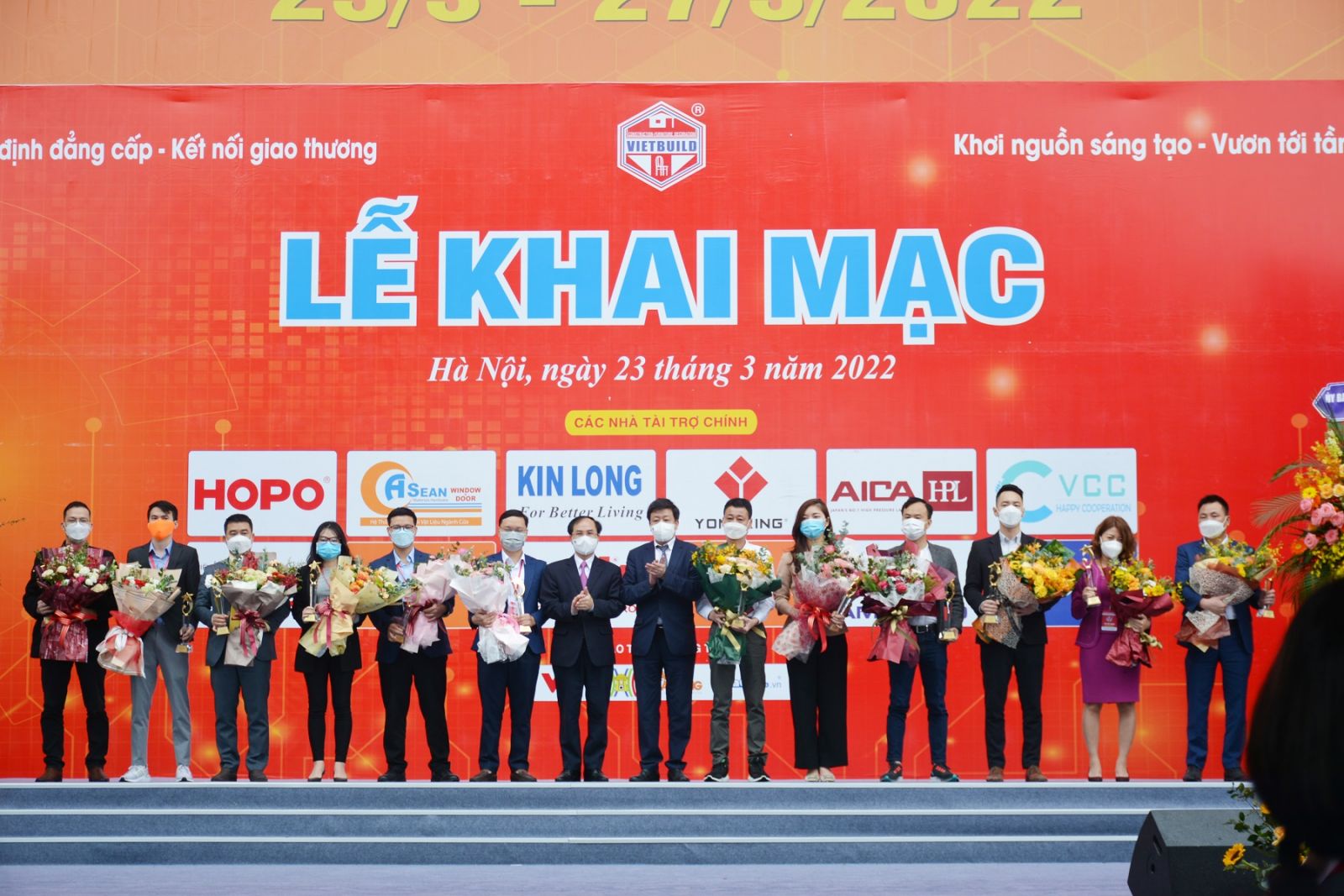 Đại diện Austdoor lên nhận cup vinh danh các Nhà tài trợ chính cho triển lãm năm nay (Ngoài cùng bên trái)